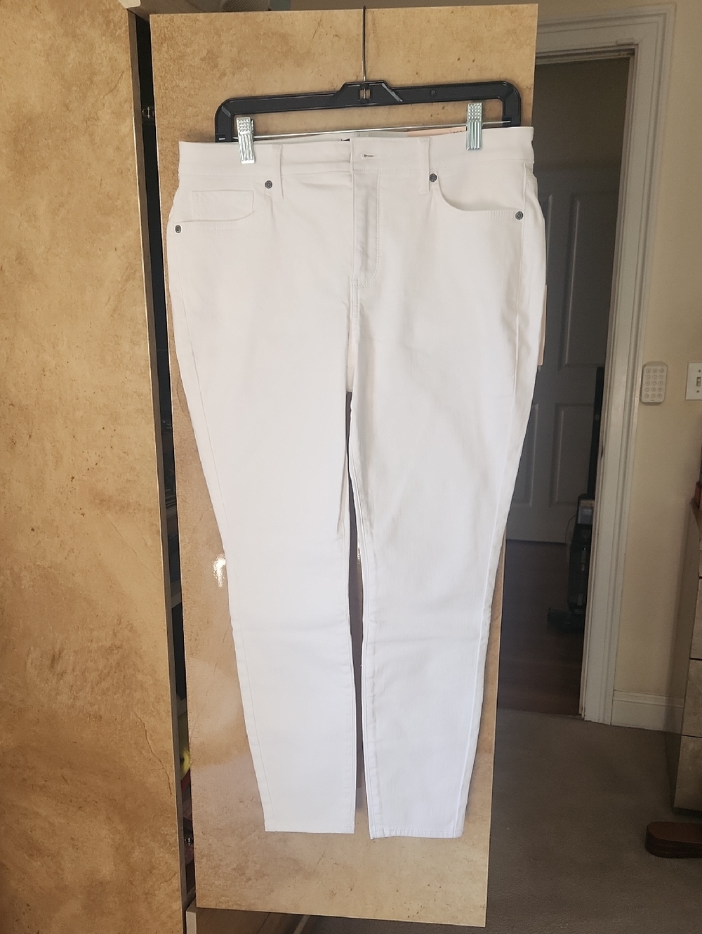 SALE -NWT- BRAND <NYDJ >White Skinny Jeans for Women